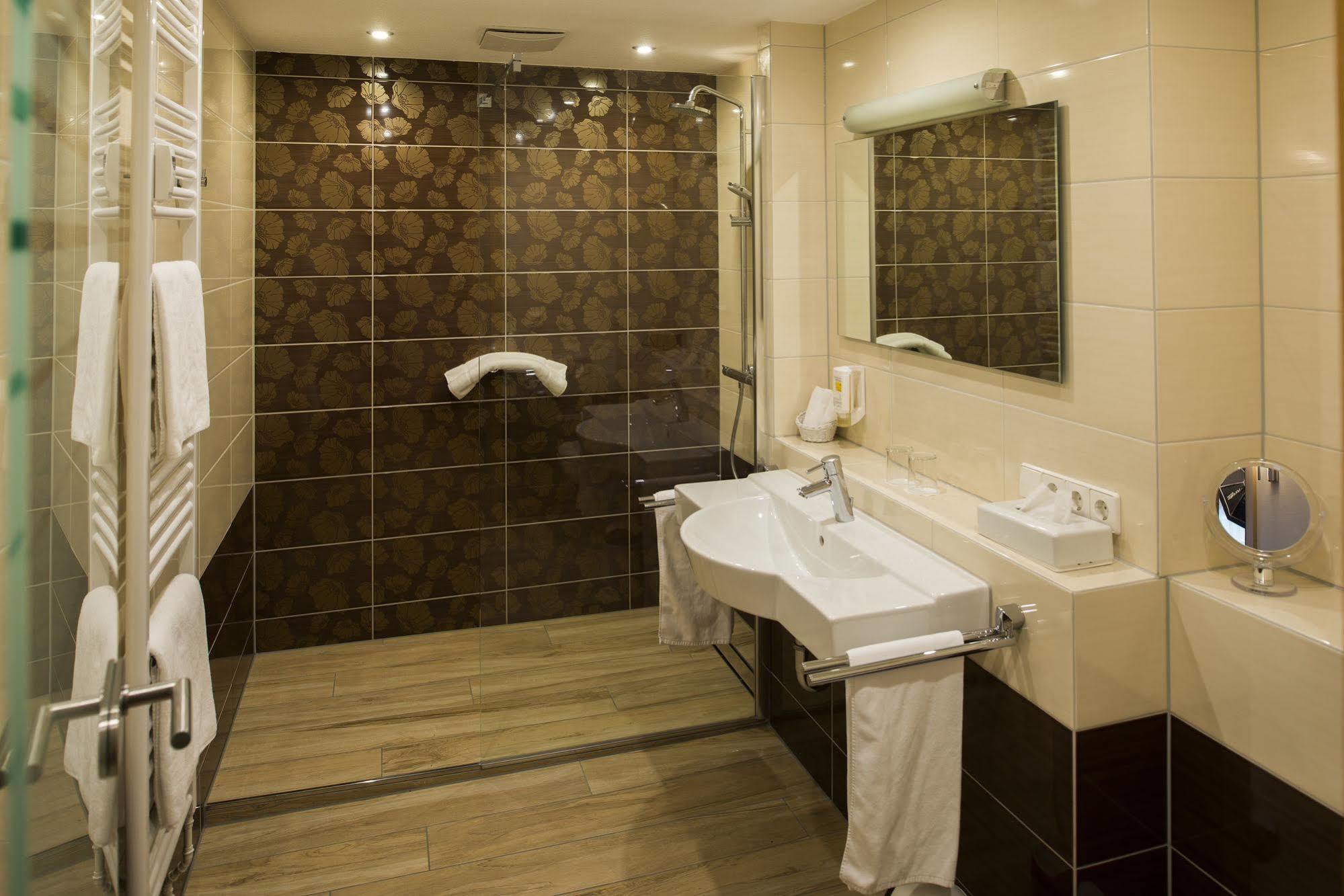 Отель Dekra Congresshotel Wart